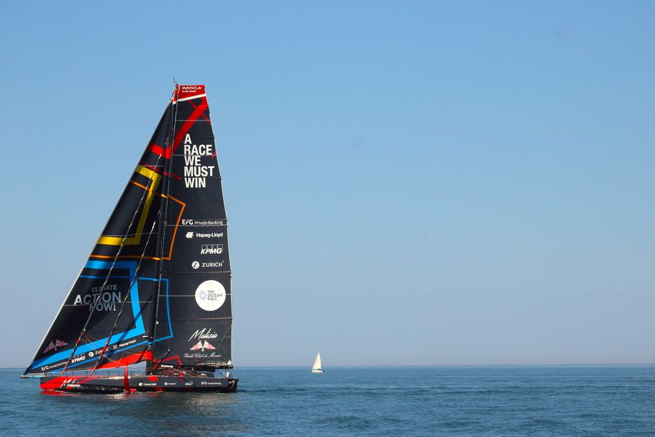 Los veleros compiten en una regata marítima bajo un cielo azul despejado, haciendo hincapié en la concienciación medioambiental.