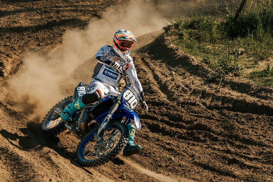 Emocionante piloto de motocross en acción en una pista de tierra en Mothern, Francia.
