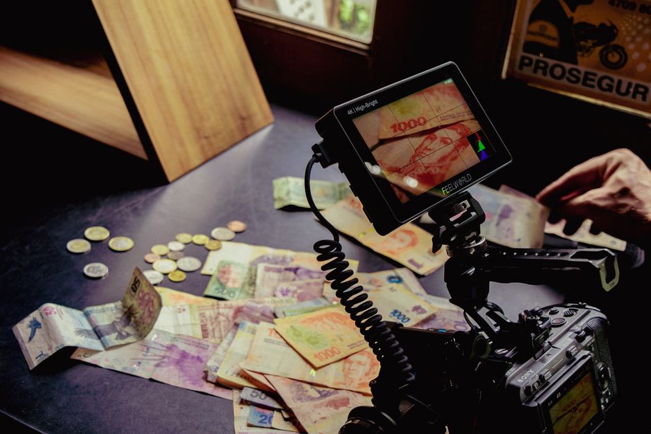 Configuración de película en la mesa con billetes y monedas de diferentes divisas, toma artística.