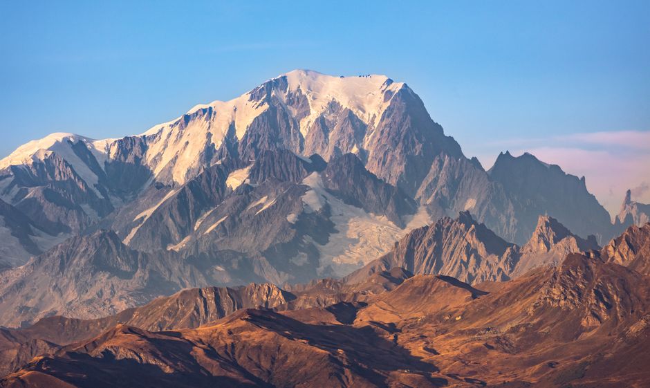 Vista panorámica del Mont Blanc con colores vibrantes del atardecer y picos escarpados.