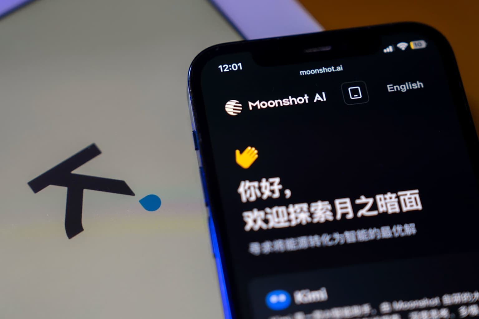 Moonshot AI busca valoración de 18,000 MDD tras ser acusada de copiar a Claude