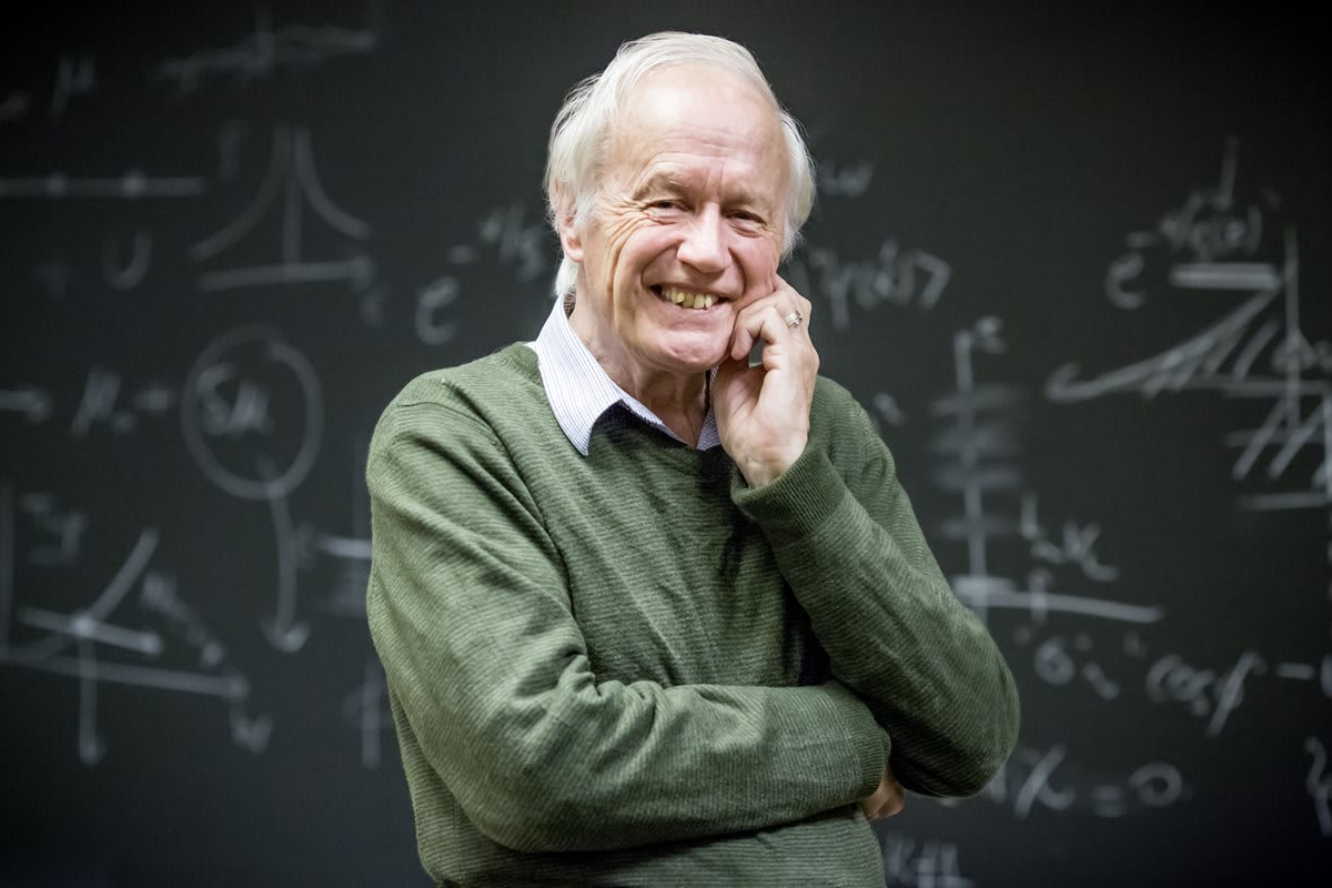Muere Anthony Leggett, Nobel que descifró los superfluidos