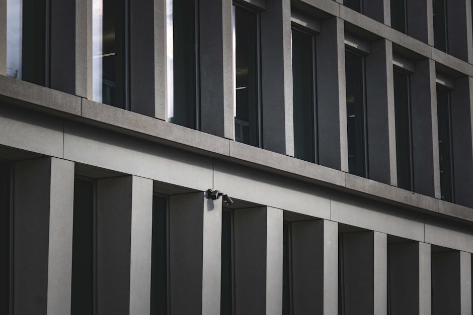 Fachada De Edificio De Oficinas Moderno Con Cámaras De Seguridad