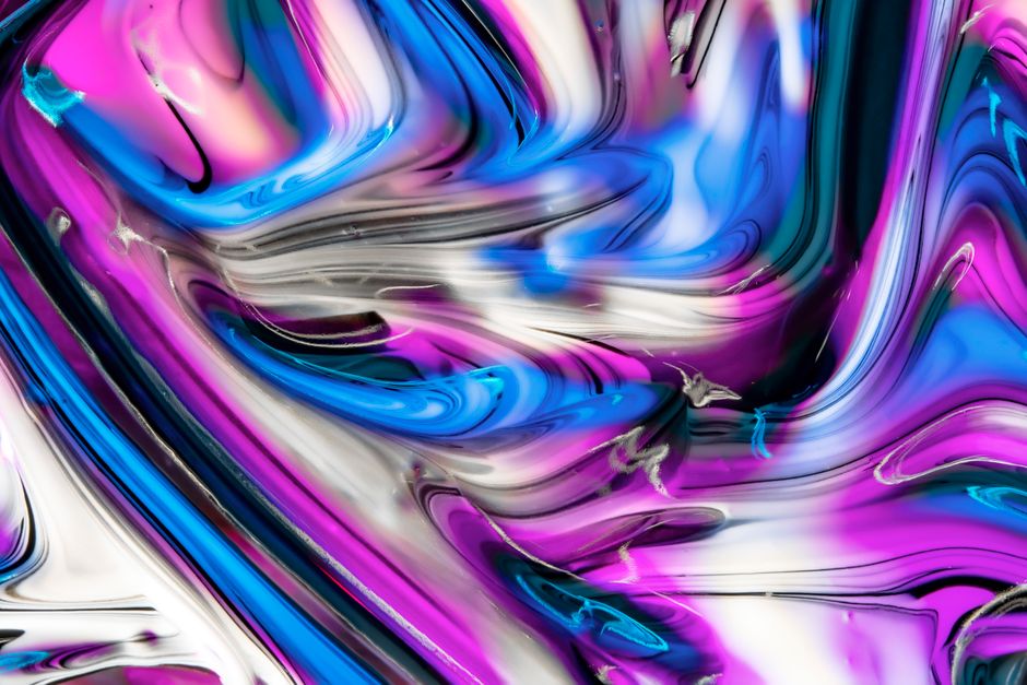 Remolino abstracto colorido con vibrantes rosas, azules y blancos.