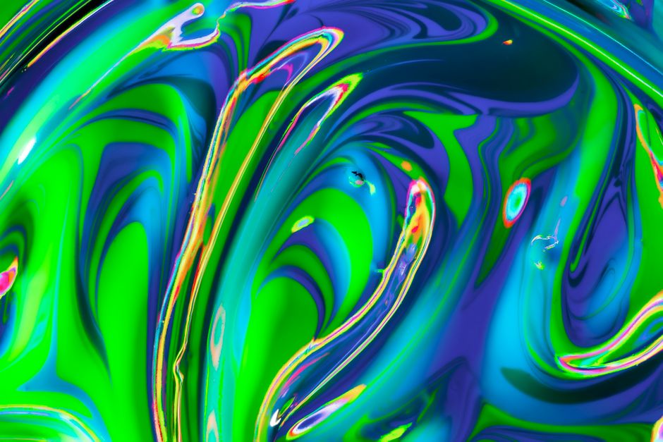 Pintura acrílica abstracta brillante y dinámica con patrones en espiral verdes y azules.