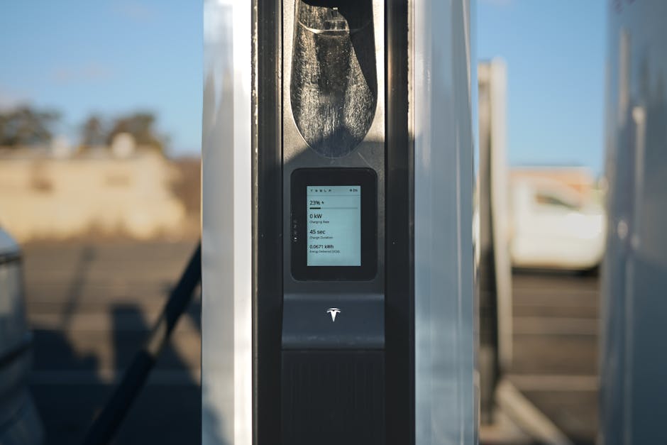 Vista de cerca de una estación de carga de vehículos eléctricos ubicada al aire libre en Yass, Nueva Gales del Sur, Australia.