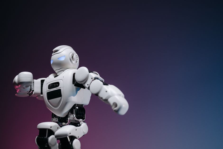 Acercamiento a un juguete robótico futurista contra un fondo degradado, simbolizando innovación y tecnología.