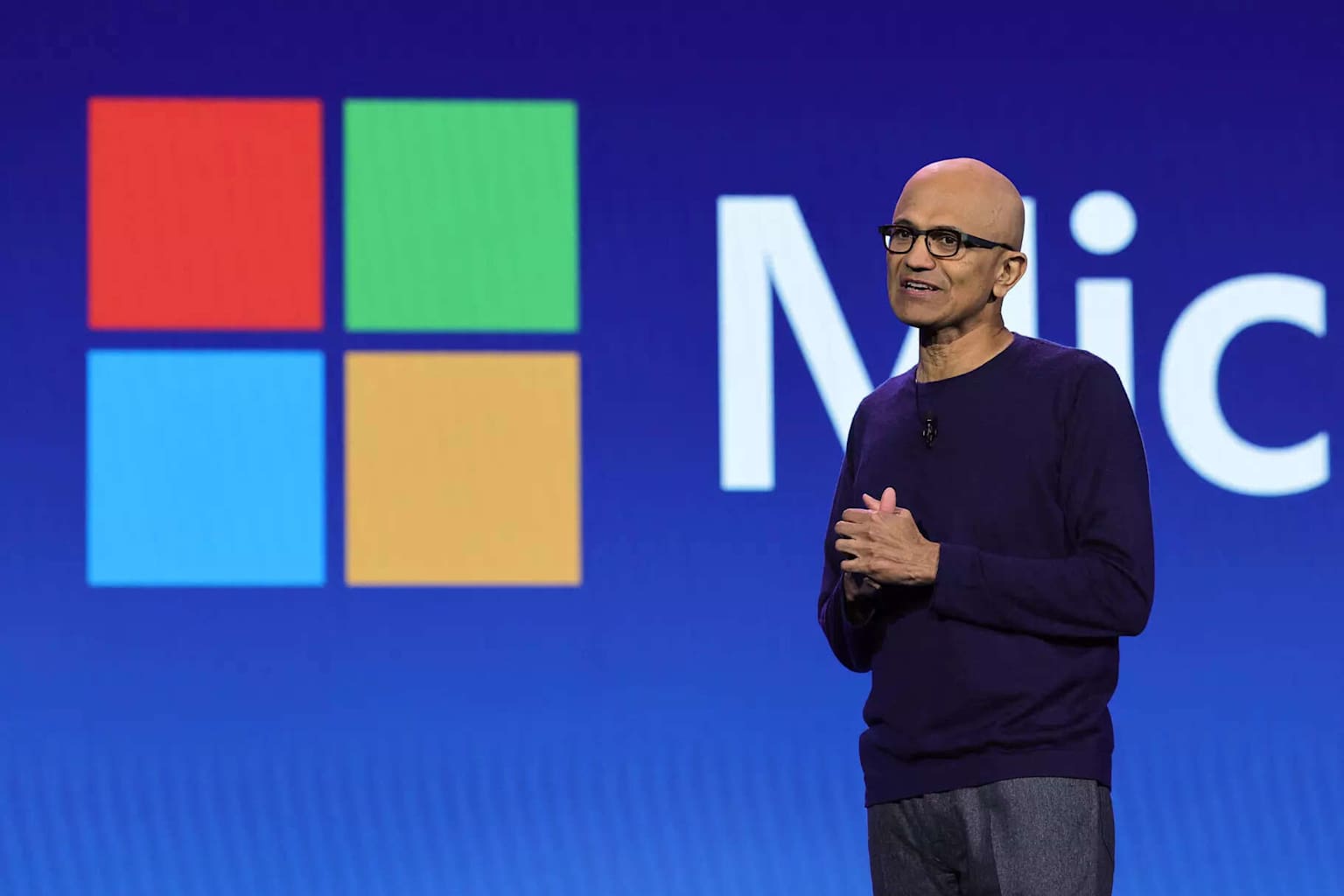 Nadella admite desperdicio interno de IA en Microsoft