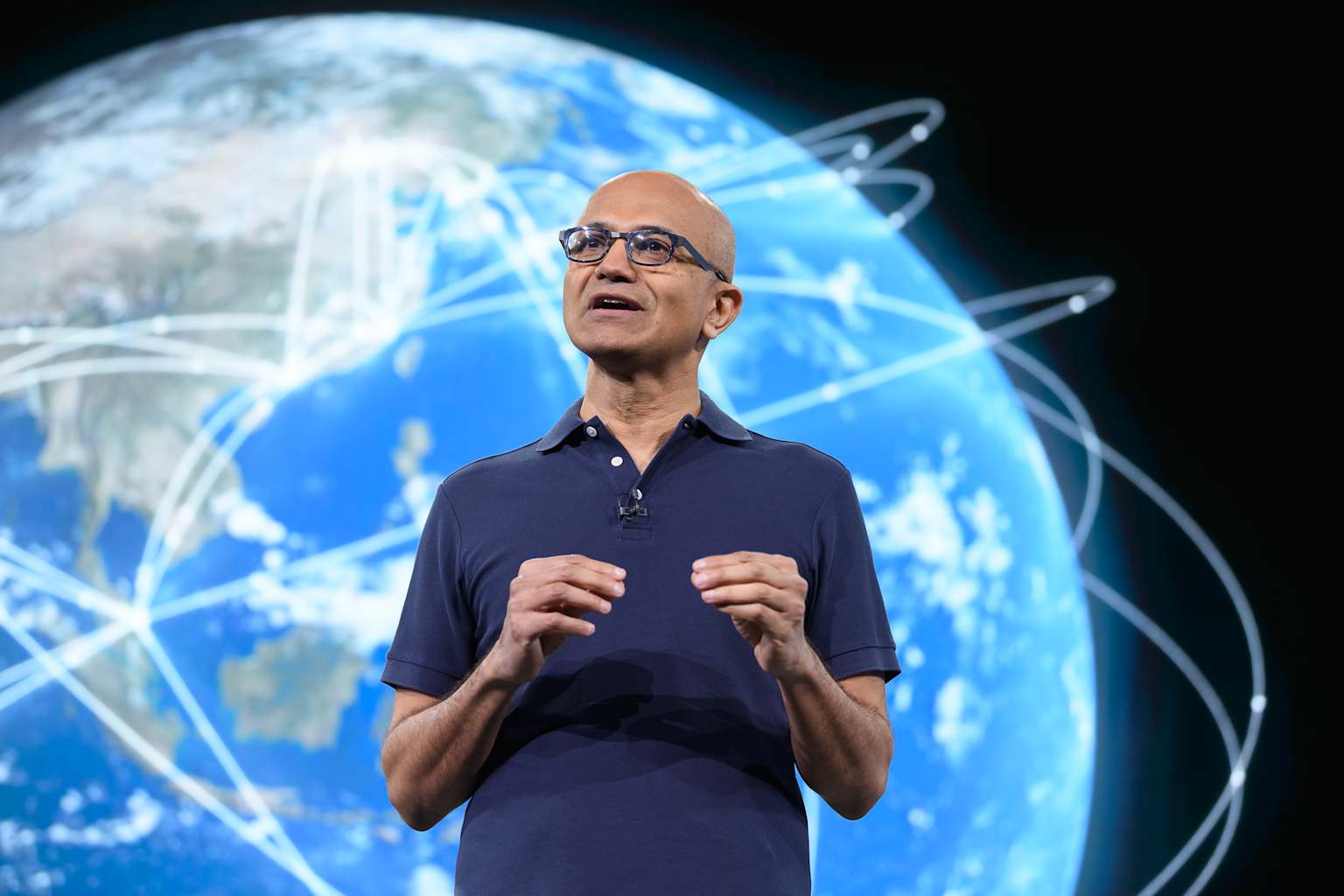 Nadella advierte que una IA controlada por pocos es insostenible