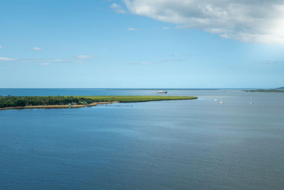 Vista panorámica del océano cerca de Suva, Fiji, con cielos despejados y aguas tranquilas.