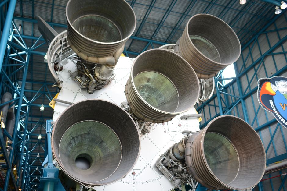 Vista en primer plano de los motores del cohete Saturn V en el Centro Espacial Kennedy, destacando la ingeniería intrincada.