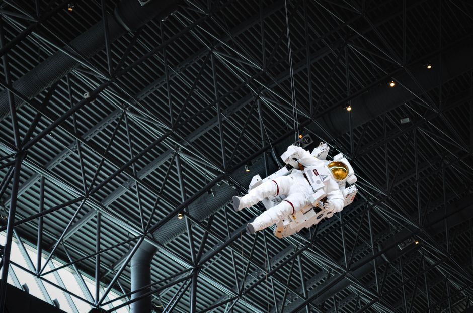 Modelo de astronauta suspendido dentro de la exhibición del Museo de Aire y Espacio de Chantilly que muestra la historia de la exploración espacial.