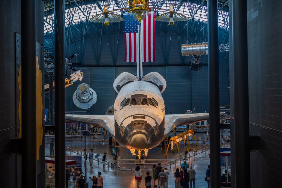El transbordador espacial se exhibe en el museo, donde los visitantes pueden observar la emblemática nave espacial.
