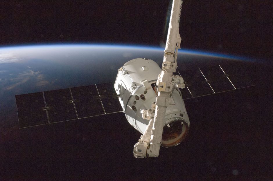 Un satélite orbitando la Tierra con una vista del planeta desde el espacio.