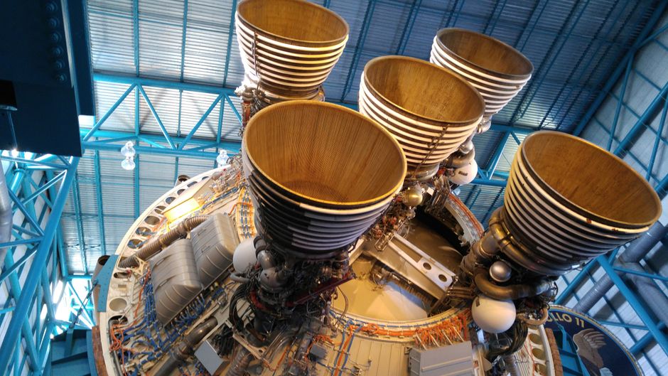Vista detallada de grandes motores de cohete, mostrando la ingeniería y tecnología intrincadas en un museo del espacio.