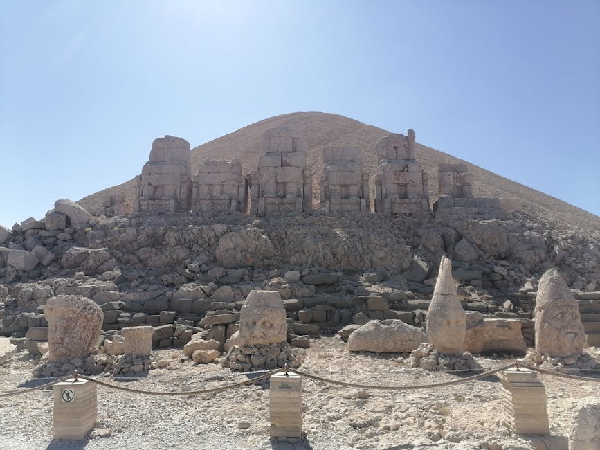 Estatuas de piedra históricas en el monte Nemrut bajo un cielo azul claro, Patrimonio de la Humanidad por la UNESCO en Turquía.