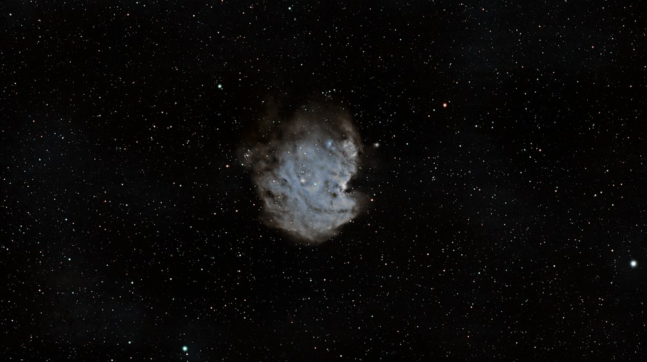 Explora la fascinante inmensidad de una nebulosa rodeada de innumerables estrellas en el espacio profundo.