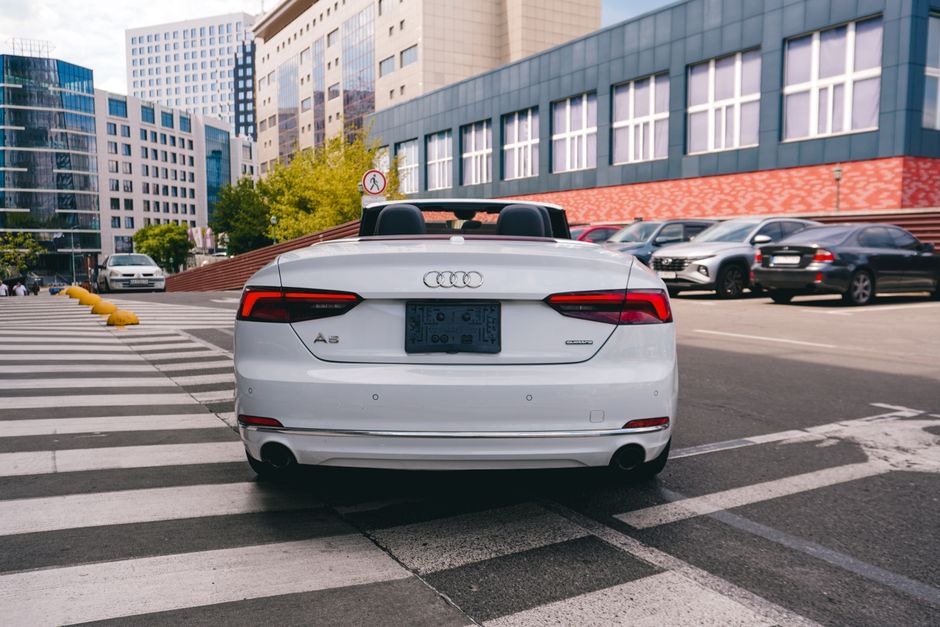 Vista trasera de un Audi A5 convertible blanco en una calle de la ciudad en Kyiv, Ucrania.
