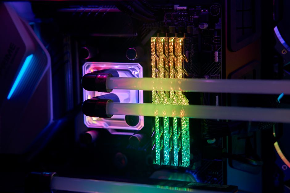 Close-up detallado del hardware de ordenador RGB iluminado con colores vívidos.