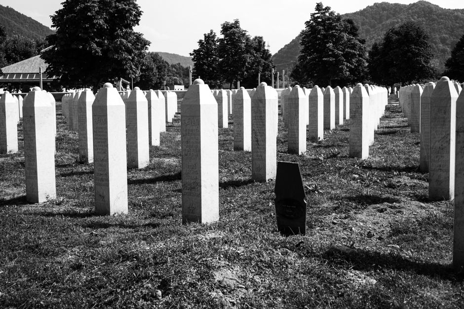 Fotografía en blanco y negro del Cementerio Memorial de Srebrenica, en honor a las víctimas.