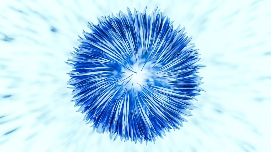 Imagen abstracta en primer plano de una forma floral azul con patrones dinámicos sobre un fondo claro.
