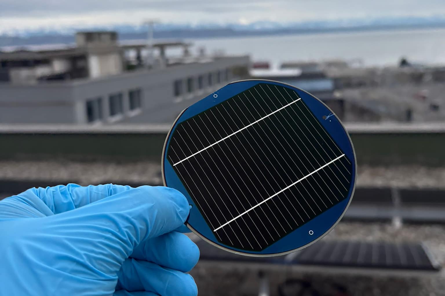 Nueva celda solar de triple unión rompe récord con 30% de eficiencia