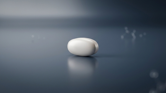Fotografía editorial minimalista de una pastilla blanca sobre un fondo azul oscuro, representando un nuevo fármaco.