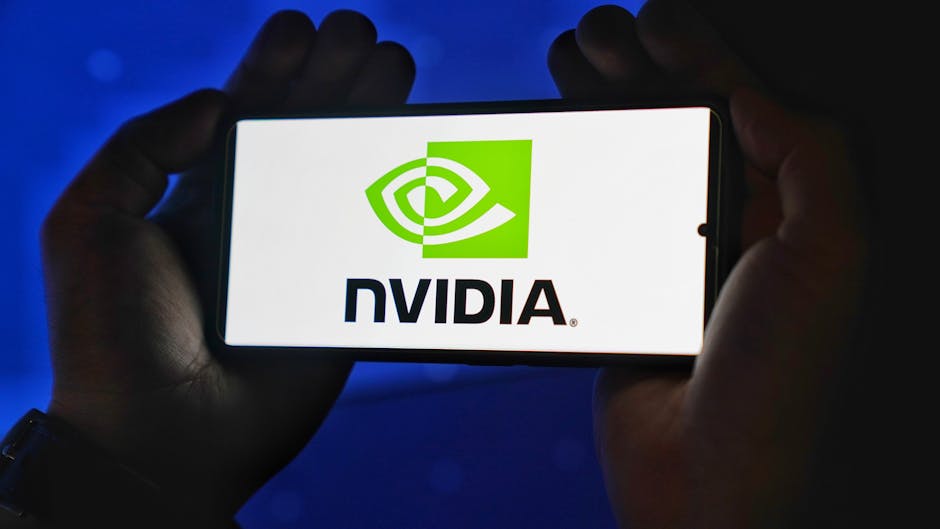 Manos sosteniendo un teléfono inteligente que muestra el logotipo de NVIDIA en una pantalla brillante.