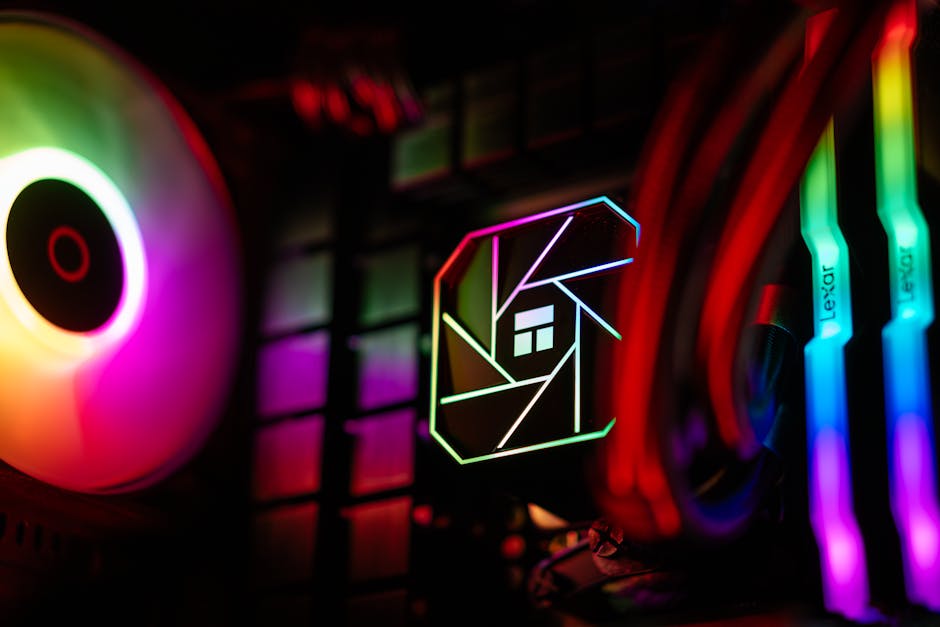 Vista de cerca de la iluminación RGB colorida dentro de una PC para juegos, que muestra los componentes internos.
