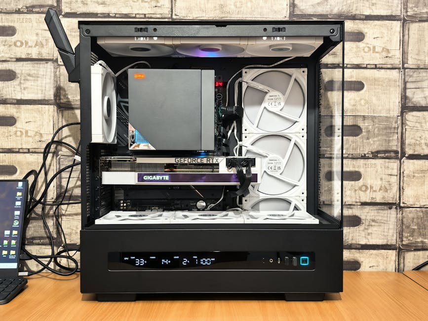 PC para juegos de alta gama con carcasa abierta que muestra componentes internos y ventiladores de refrigeración.