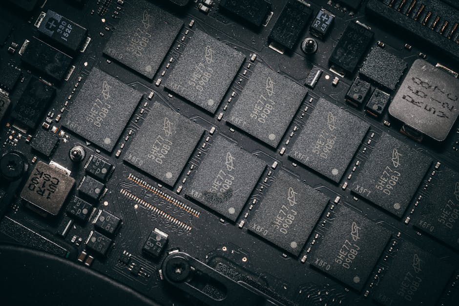 Vista detallada de los componentes de la placa de circuito electrónico que muestra microchips y complejidades tecnológicas.