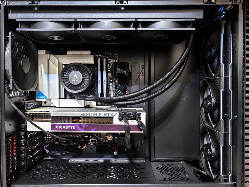 Vista interior de una PC para juegos que muestra una tarjeta gráfica GeForce RTX y un sistema de refrigeración de alto rendimiento.