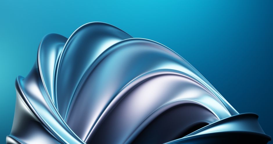 Elegantes ondas metálicas abstractas con un suave tono azul y plata.