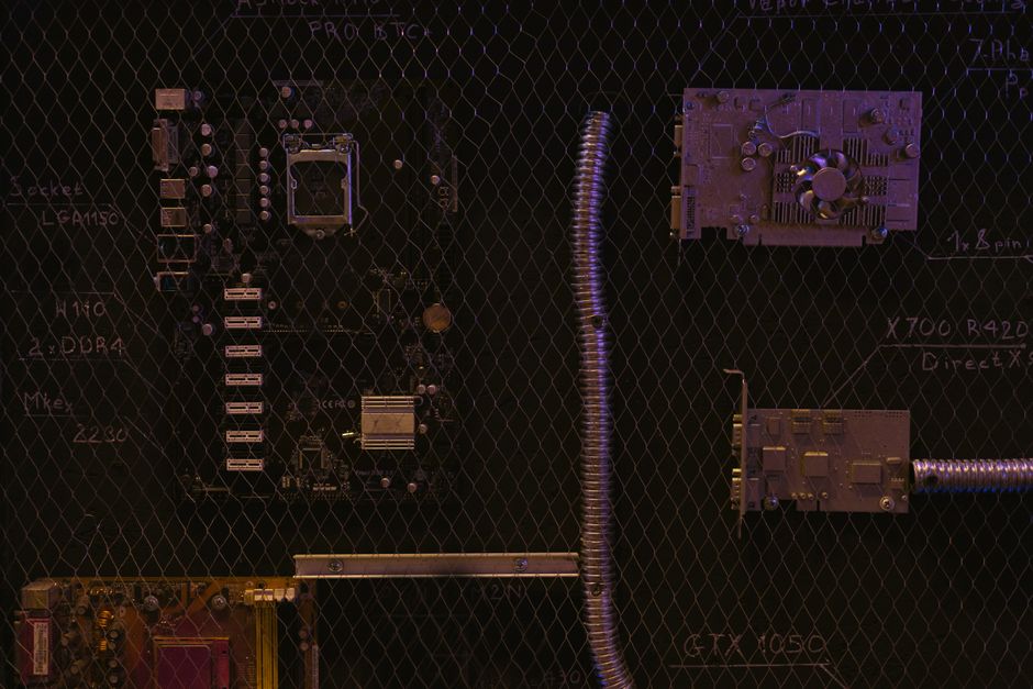Una vista en primer plano de una placa base y componentes electrónicos contra un fondo detallado de pizarra.