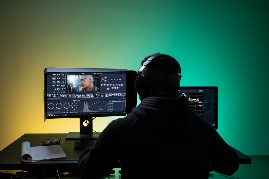 Fotos de stock gratuitas de ajustes de pantalla, auriculares, centrarse en la pantalla