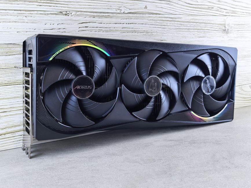 GPU de triple ventilador con iluminación RGB, ideal para configuraciones de juegos y computación de alto rendimiento.