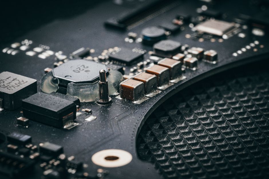 Fotografía macro detallada de una placa de circuito electrónico que muestra varios componentes.