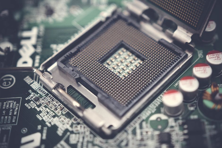 Vista detallada de un zócalo de CPU en una placa de circuito, destacando componentes electrónicos.