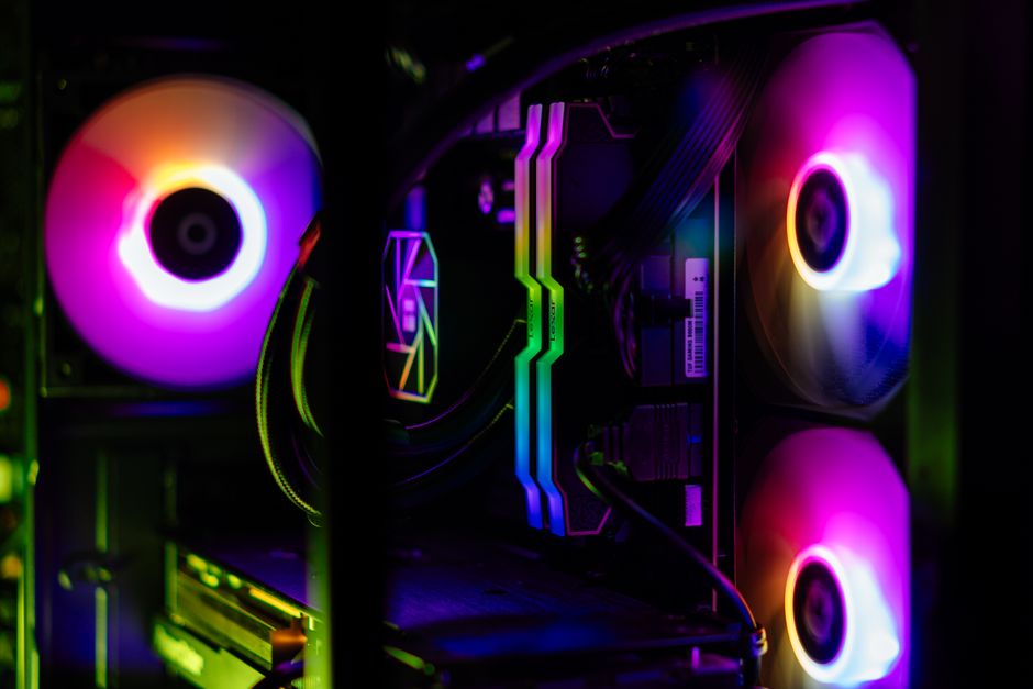 Primer plano de una PC para juegos RGB diseñada a medida que muestra una iluminación vibrante y componentes de alto rendimiento.