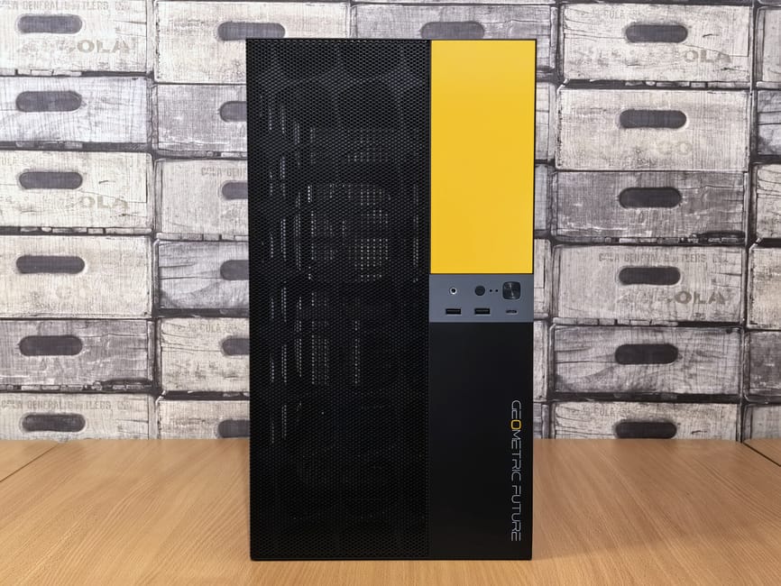 Configuración de computadora de escritorio elegante en un entorno de oficina con un diseño elegante.