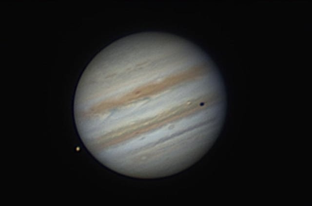 Ío transita Júpiter y Urano brilla junto a 13 Tauri