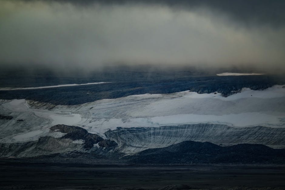 Paisaje Melancólico De Glaciar ártico Y Cielo Brumoso