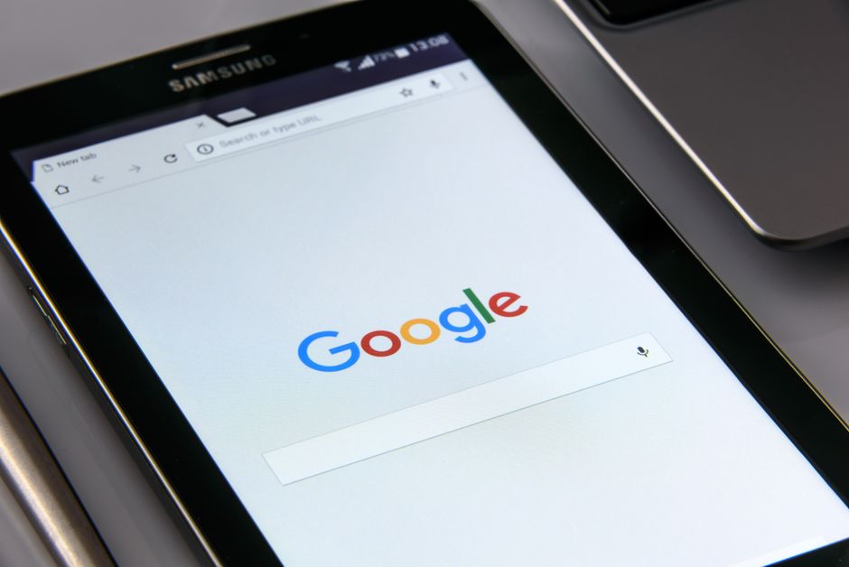 Primer plano de una tablet mostrando la pantalla de búsqueda de Google, enfatizando la tecnología y la navegación por internet.
