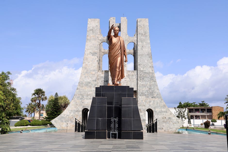 Una vista impresionante del Mausoleo de Kwame Nkrumah en Accra, que muestra la estatua de bronce y el arco de mármol.