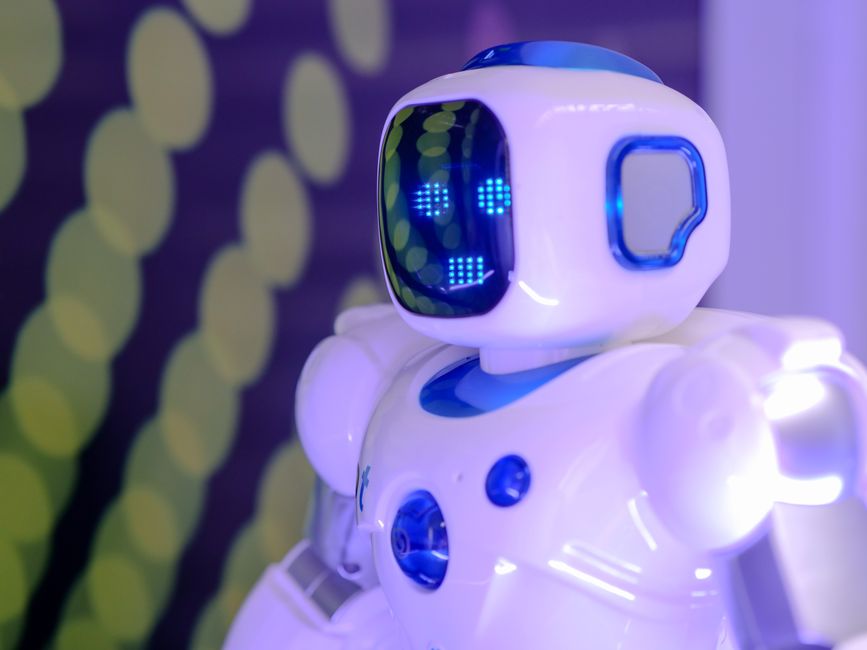 Robot de juguete moderno con pantalla facial LED, que muestra tecnología avanzada e innovación.
