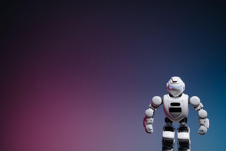 Un juguete robot moderno y elegante contra un fondo de degradado colorido, ofreciendo amplio espacio para texto.