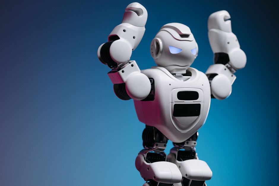 Un robot humanoide blanco en un entorno de estudio que muestra robótica avanzada y tecnología moderna.