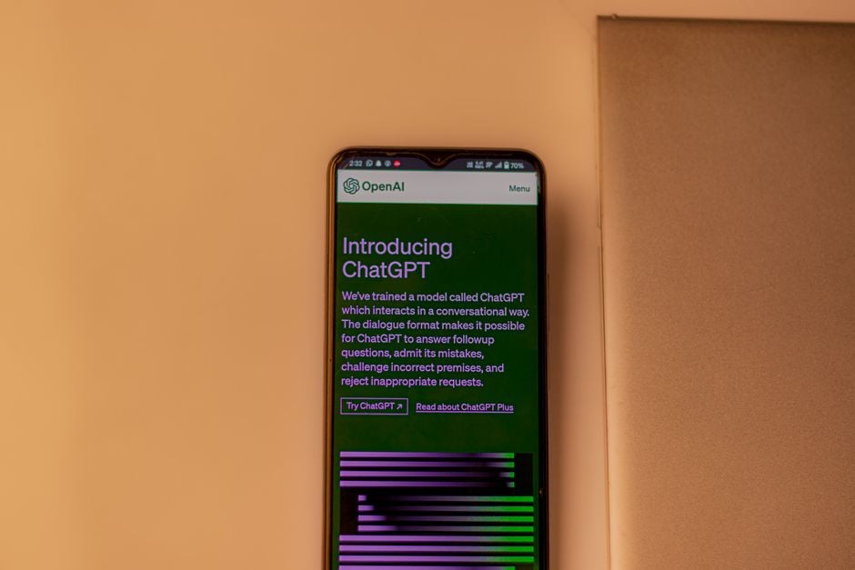 Un smartphone mostrando la interfaz de ChatGPT, enfatizando la tecnología y la IA en interiores.