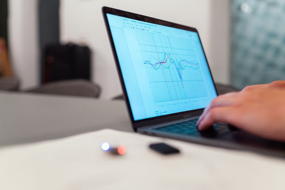 Una persona trabajando en un análisis de gráfico en un laptop para el monitoreo y la investigación de datos.