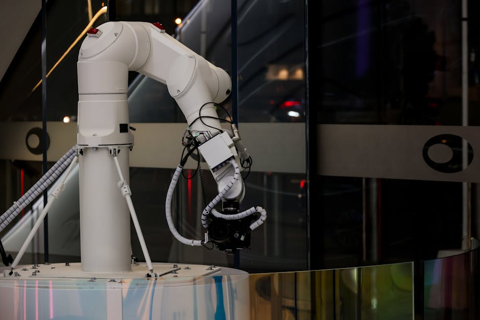 Un brazo robótico blanco que opera en interiores con un diseño moderno y tecnología avanzada.